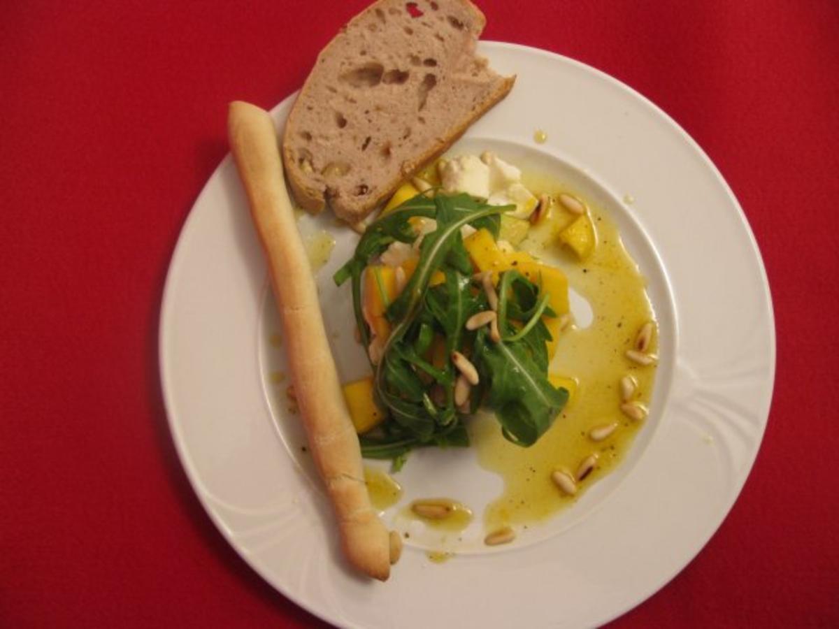 Avocado-Büffelmozzarella-Salat mit Mango und Orangenvinaigrette - Rezept
