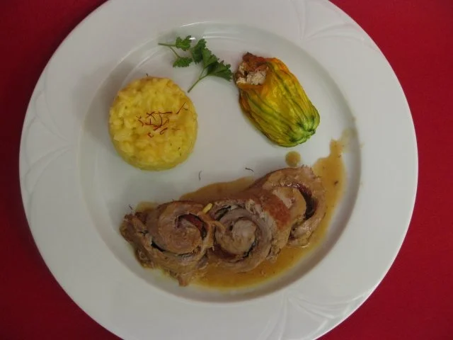 Involtini mit Aubergine und Parmaschinken, Zucchiniblüten und Risotto alla parmigiana - Rezept