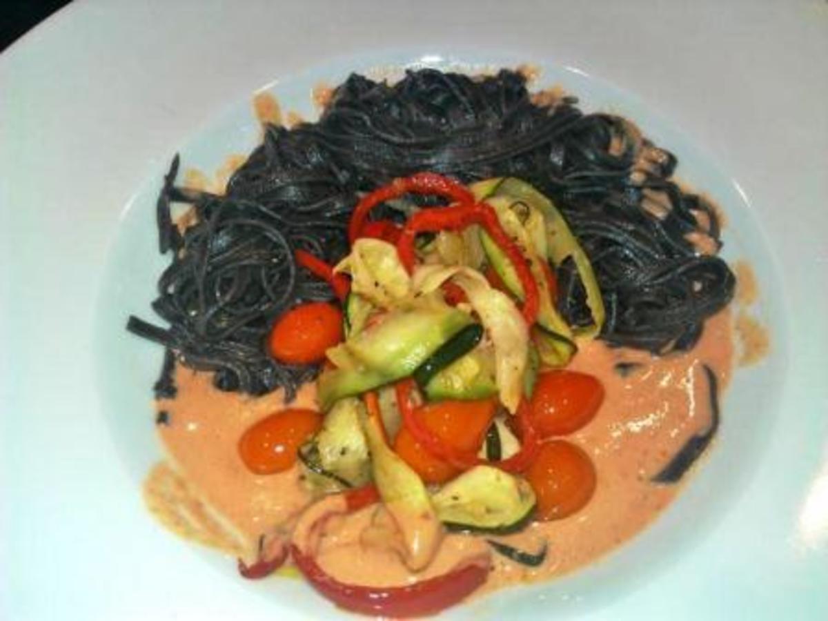 Schwarze Tagliatelle mit viel frischem Gemüse - Rezept - Bild Nr. 18