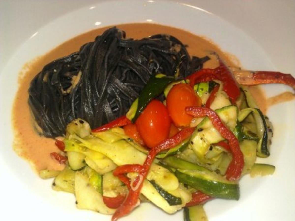 Schwarze Tagliatelle mit viel frischem Gemüse - Rezept - Bild Nr. 15