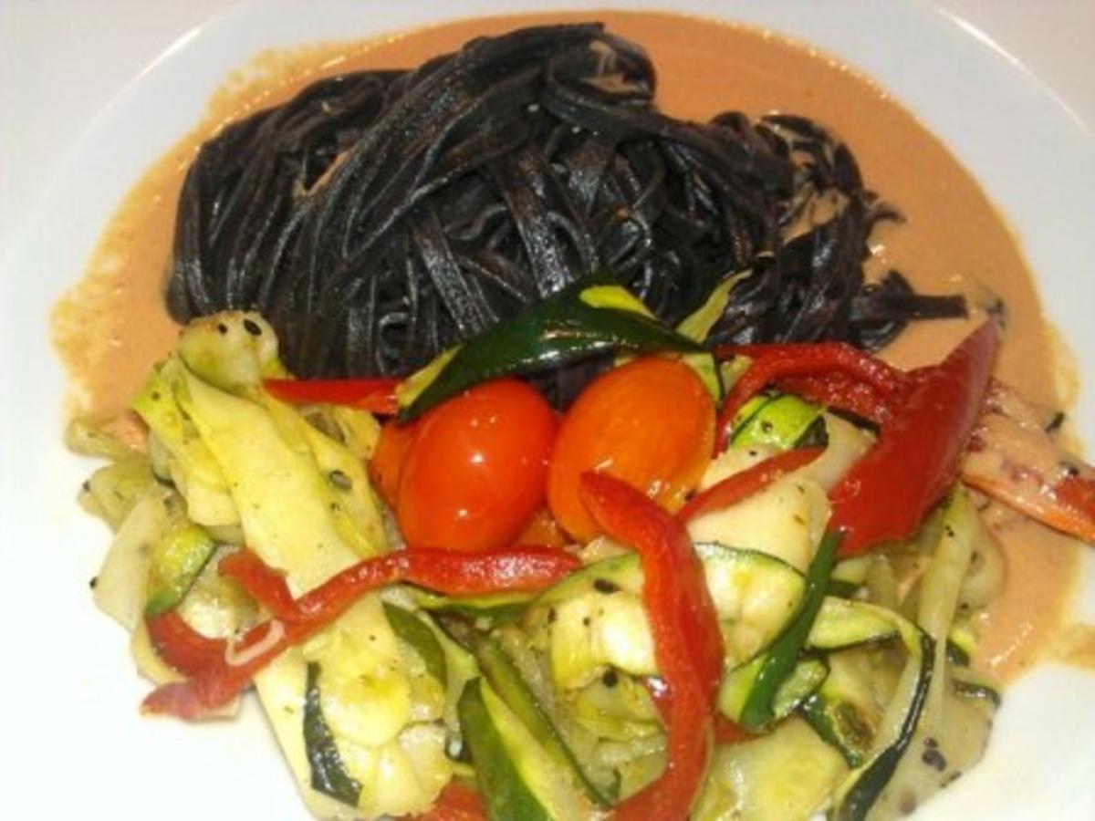 Schwarze Tagliatelle mit viel frischem Gemüse - Rezept - Bild Nr. 16
