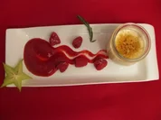 Rezept: Rosmarin-Panna Cotta mit Fruchtpรผree und frischen Frรผchten Rosmarin-Panna Cotta mit Fruchtpรผree und frischen Frรผchten - Rezept