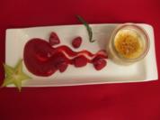 Rosmarin-Panna Cotta mit Fruchtpüree und frischen Früchten - Rezept