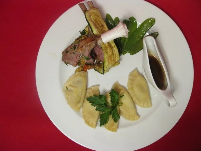 Rezept: Lammrücken im Zucchinimantel, Bärlauch-Ravioli und Zuckerschoten Lammrücken im Zucchinimantel, Bärlauch-Ravioli und Zuckerschoten - Rezept