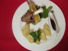 Lammrücken im Zucchinimantel, Bärlauch-Ravioli und Zuckerschoten - Rezept