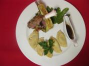 Lammrücken im Zucchinimantel, Bärlauch-Ravioli und Zuckerschoten - Rezept