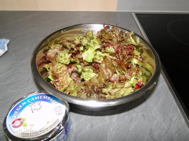 Lollo Rosso mit Ziegencamenbert, Himbeeren und Wasabinüsse - Rezept - Bild Nr. 2