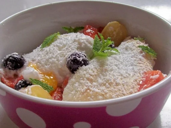 Rezept: Sommerfrüchte mit Kokos-Limetten-Baiser Sommerfrüchte mit Kokos-Limetten-Baiser - Rezept