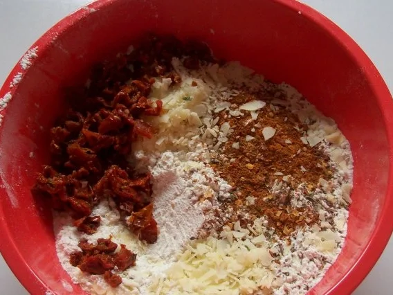 Rezept: Mediterranes Krustenbrot mit Parmesan und Tomaten Bild Nr. 2 Mediterranes Krustenbrot mit Parmesan und Tomaten - Rezept - Bild Nr. 2