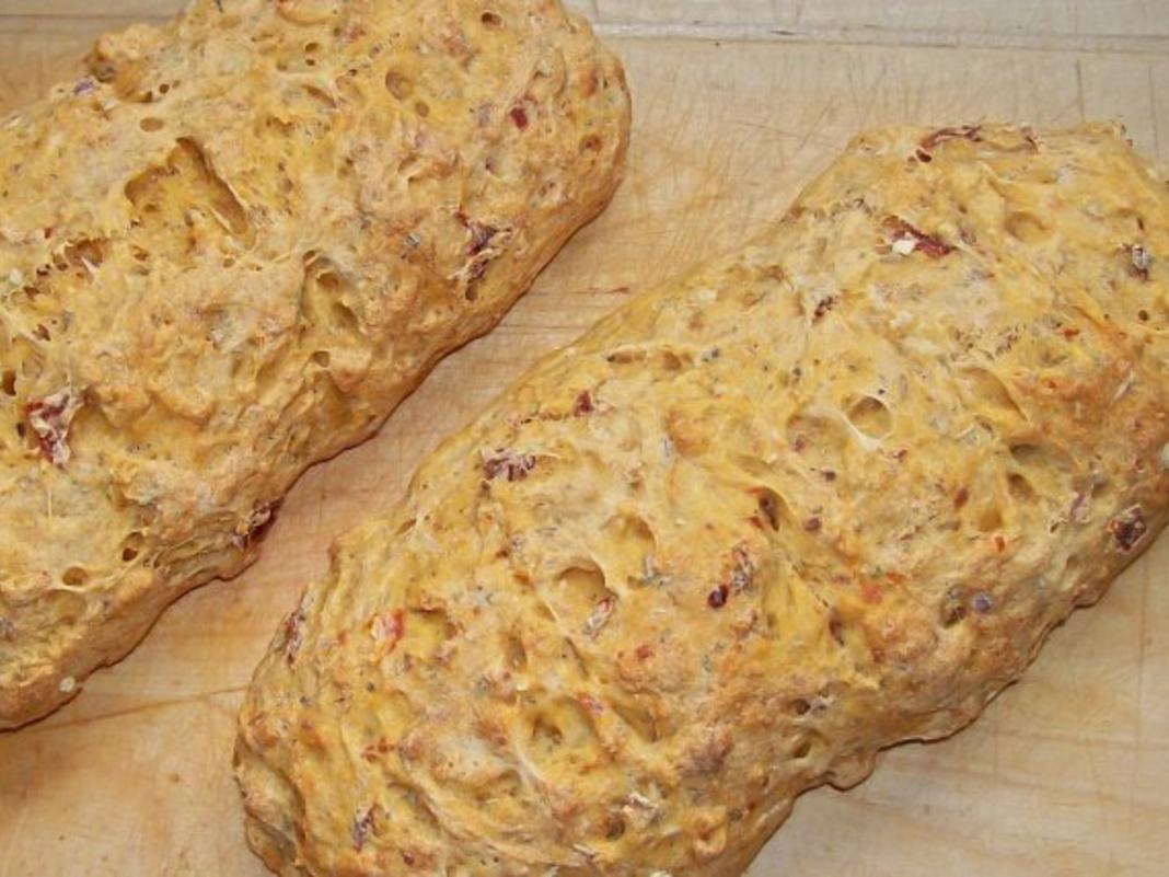 Mediterranes Krustenbrot mit Parmesan und Tomaten - Rezept - kochbar.de