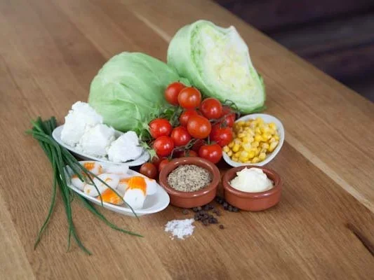 Eisbergsalat mit Cherry Tomaten und Krebsfleisch - Rezept