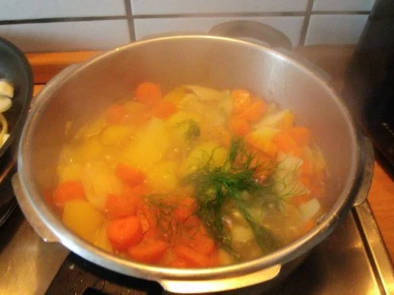 Fleischspiesse (Schaschlik) in einem Zwiebelsösschen - Rezept - Bild Nr. 5