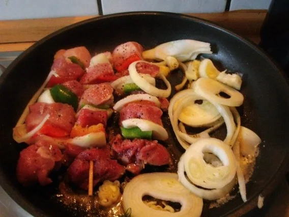 Fleischspiesse (Schaschlik) in einem Zwiebelsösschen - Rezept - Bild Nr. 6