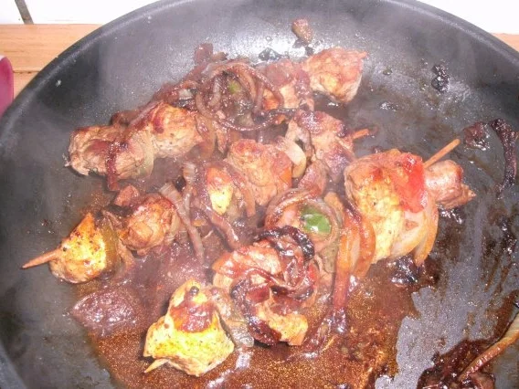 Fleischspiesse (Schaschlik) in einem Zwiebelsösschen - Rezept