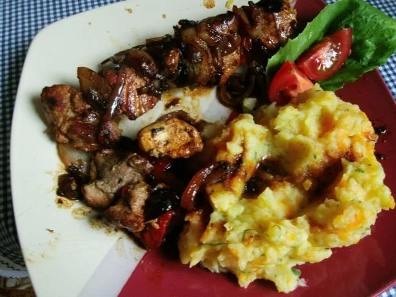 Fleischspiesse (Schaschlik) in einem Zwiebelsösschen - Rezept - Bild Nr. 2