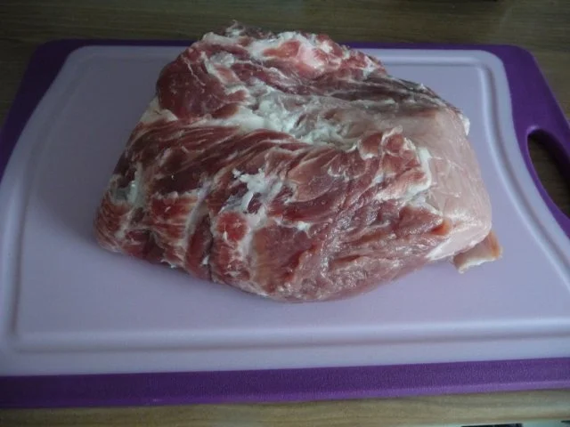 Rezept: Schwein : Schweinehals-Braten in Backpflaumen Bild Nr. 2 Schwein : Schweinehals-Braten in Backpflaumen - Rezept - Bild Nr. 2