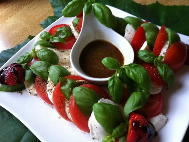 Caprese „eingedeutscht;-))“ mit Aceto balsamico Vinaigrette - Rezept