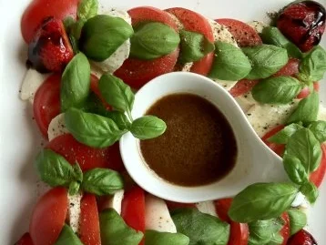 Caprese „eingedeutscht;-))“ mit Aceto balsamico Vinaigrette - Rezept - Bild Nr. 3