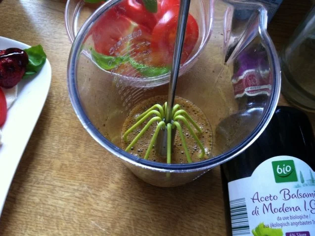 Caprese „eingedeutscht;-))“ mit Aceto balsamico Vinaigrette - Rezept - Bild Nr. 4