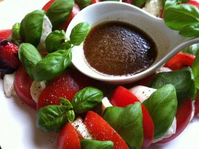 Caprese „eingedeutscht;-))“ mit Aceto balsamico Vinaigrette - Rezept - Bild Nr. 5