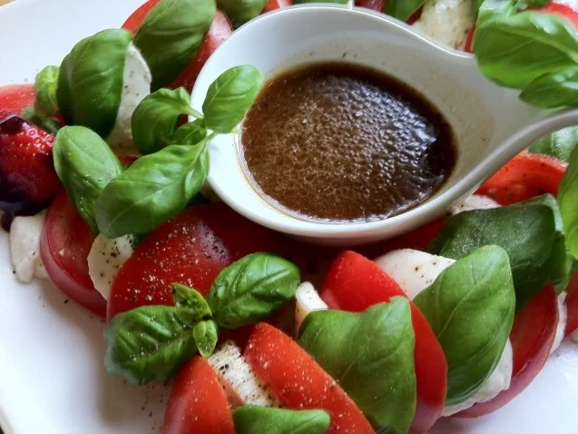 Caprese „eingedeutscht;-))“ mit Aceto balsamico Vinaigrette - Rezept - Bild Nr. 7