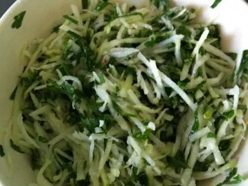 Kohlrabi-Salat mit Petersilie und Meerrettich-Dressing - Rezept
