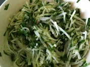 Kohlrabi-Salat mit Petersilie und Meerrettich-Dressing - Rezept