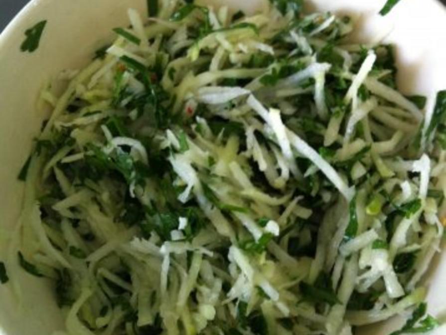 Kohlrabi-Salat mit Petersilie und Meerrettich-Dressing - Rezept ...