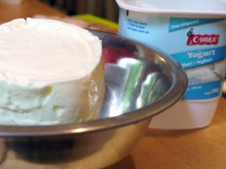 Pikante Kartoffel-Zucchini-Puffer mit Knoblauch-Limetten-Dip - Rezept - Bild Nr. 2