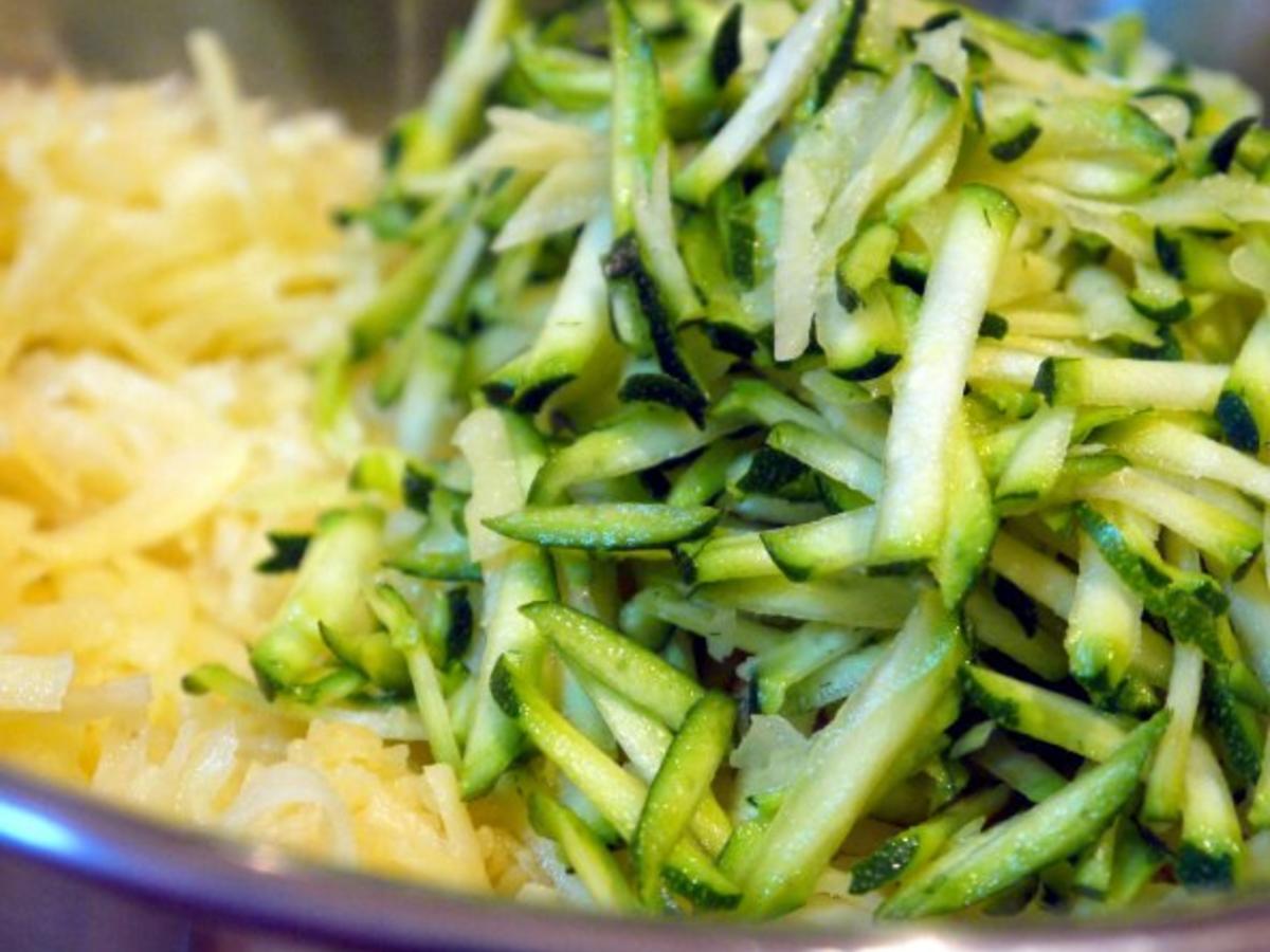 Pikante Kartoffel Zucchini Puffer mit Knoblauch Limetten Dip - einfach ... Pikante Kartoffel Zucchini Puffer mit Knoblauch Limetten Dip - einfach ...