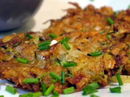 Pikante Kartoffel-Zucchini-Puffer mit Knoblauch-Limetten-Dip - Rezept