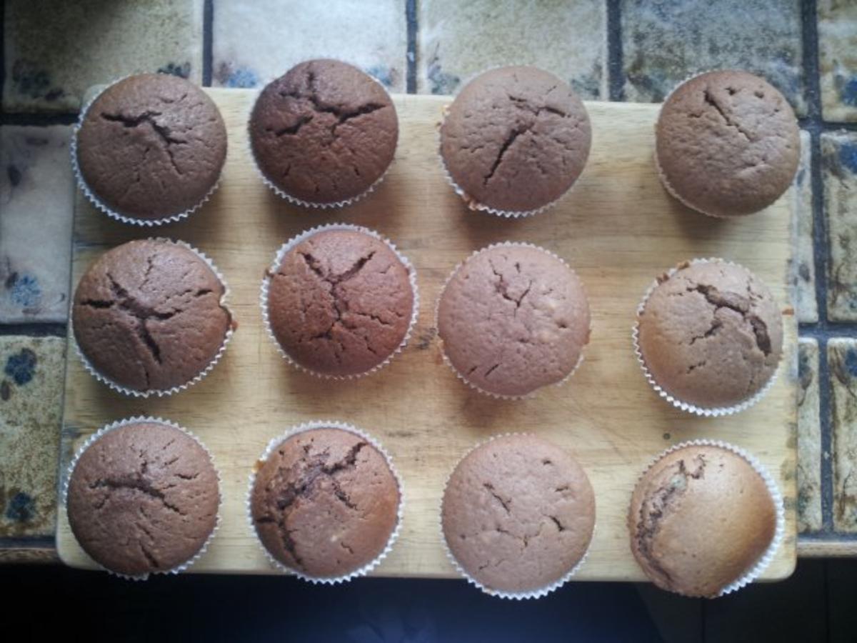 Kirsch-Muffins - schwarz-weiß - Rezept - kochbar.de