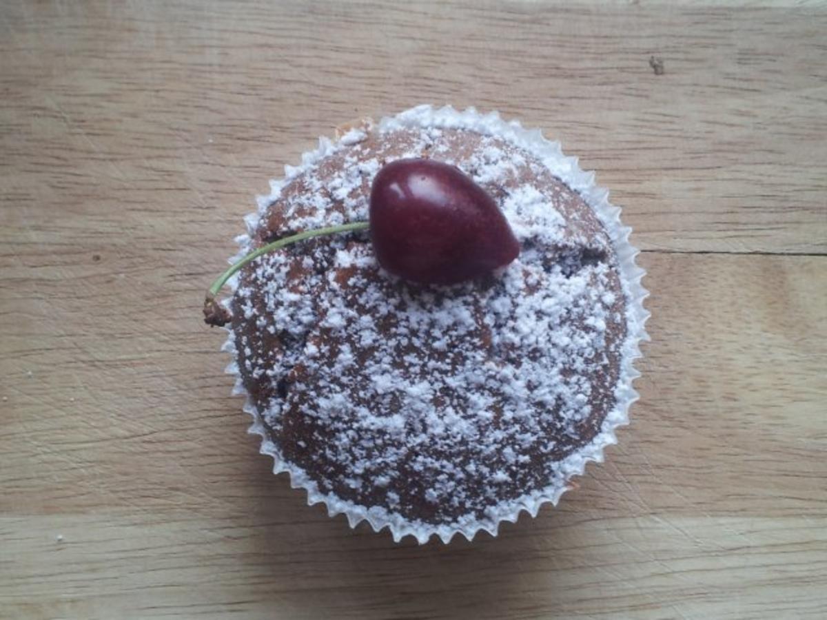 Bilder für Kirsch-Muffins - schwarz-weiß - Rezept