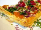Blätterteigtarte mit Aprikosen, Tomaten und Ziegenkäse - Rezept