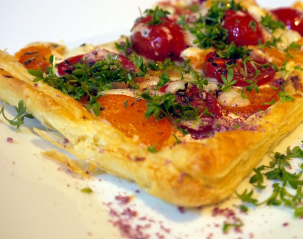 Blätterteigtarte mit Aprikosen, Tomaten und Ziegenkäse - Rezept ...