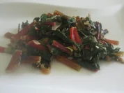 Rezept: Junges rotes Mangoldgemรผse, leicht verschรคrft Junges rotes Mangoldgemรผse, leicht verschรคrft - Rezept