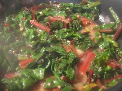 Rezept: Junges rotes Mangoldgemüse, leicht verschärft Bild Nr. 4 Junges rotes Mangoldgemüse, leicht verschärft - Rezept - Bild Nr. 4