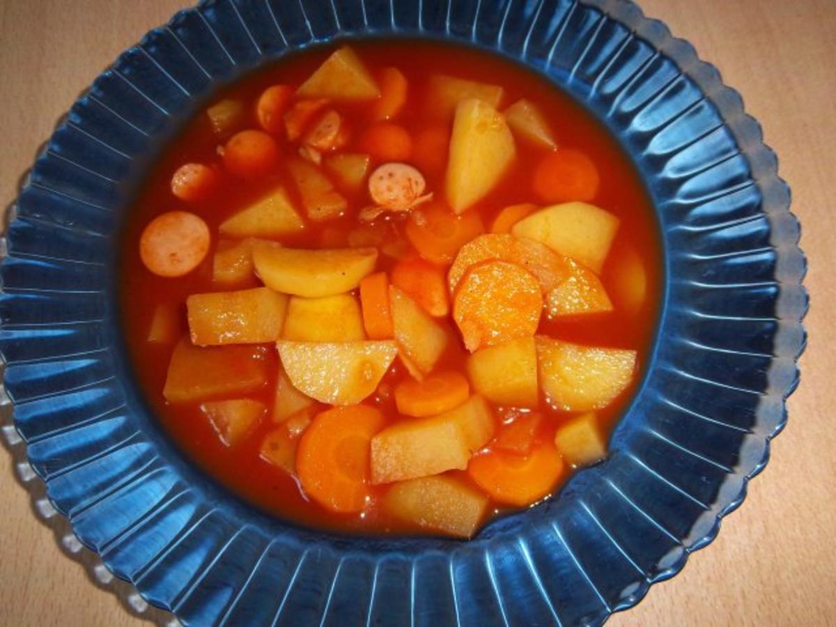 Kartoffel-Karotten-Eintopf mit Würstchen - Rezept