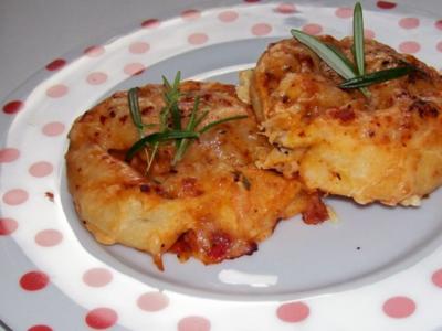 Rezept: Snack: EM-Pizza-Schnecken mit Parmesan und frischen Kräutern Snack: EM-Pizza-Schnecken mit Parmesan und frischen Kräutern - Rezept