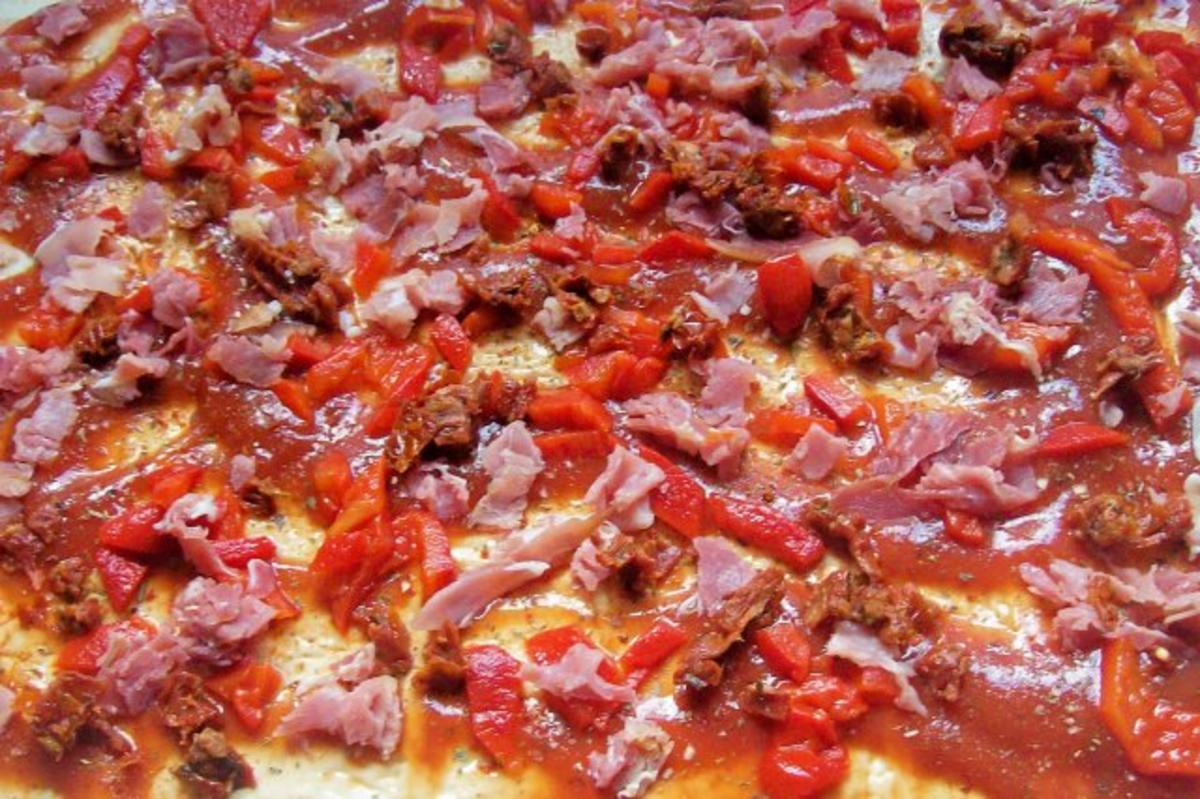 Snack: EM-Pizza-Schnecken mit Parmesan und frischen Kräutern - Rezept - Bild Nr. 2