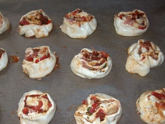 Snack: EM-Pizza-Schnecken mit Parmesan und frischen Kräutern - Rezept - Bild Nr. 5