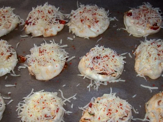 Snack: EM-Pizza-Schnecken mit Parmesan und frischen Kräutern - Rezept - Bild Nr. 6