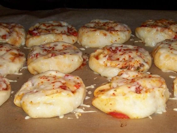 Snack: EM-Pizza-Schnecken mit Parmesan und frischen Kräutern - Rezept - Bild Nr. 7