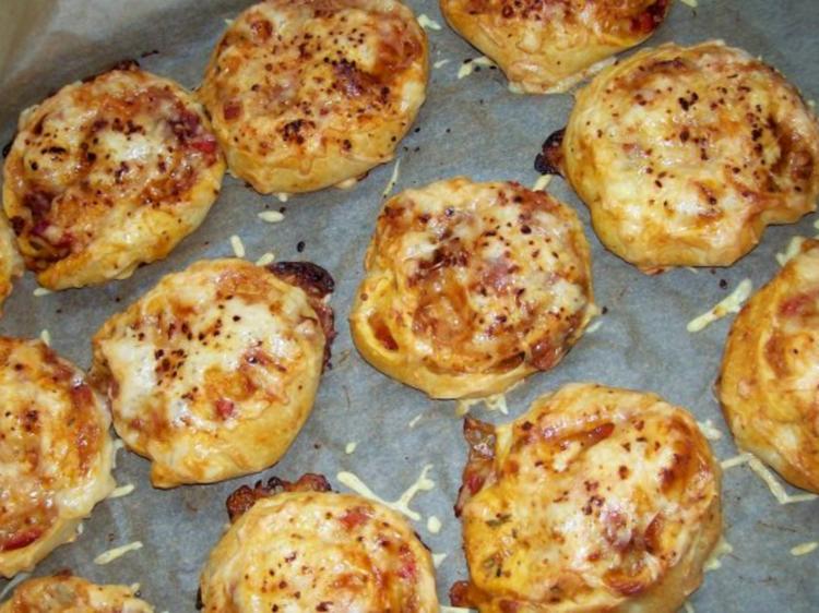 Snack: EM Pizza Schnecken mit Parmesan und frischen Kräutern - schnell ...
