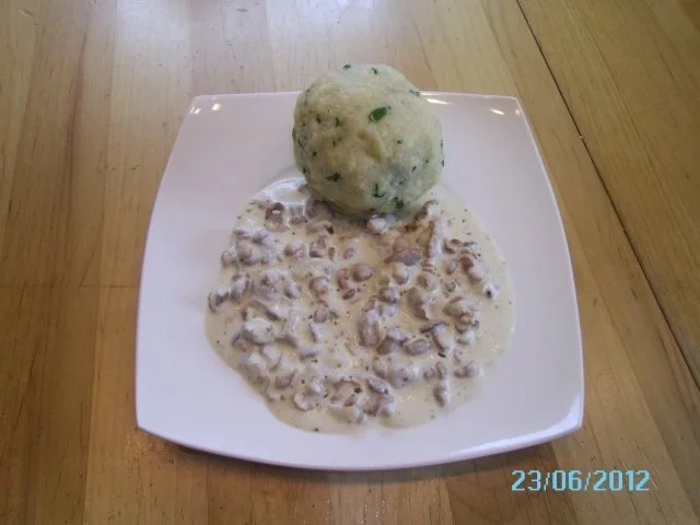 Eierschwammerlsoße mit Semmelknödel - Rezept