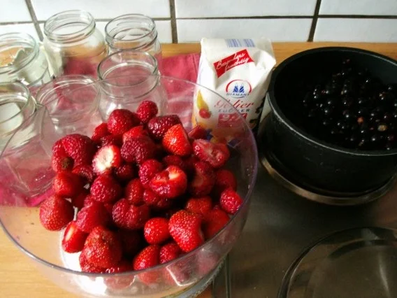 Konfitüre=Schwarze Johannisbeere + Erdbeeren - Rezept - Bild Nr. 3