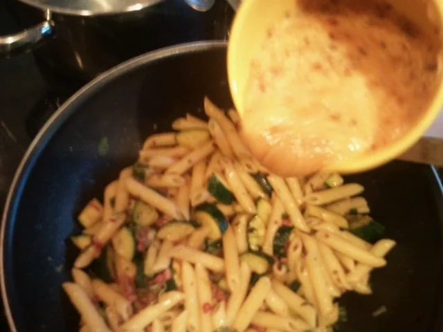 Rezept: Penna Carbonara Ge-Jamie-Nightcookert oder "Die Danke für das geile Spiel-Pfanne" Bild Nr. 9 Penna Carbonara Ge-Jamie-Nightcookert oder "Die Danke für das geile Spiel-Pfanne" - Rezept - Bild Nr. 9