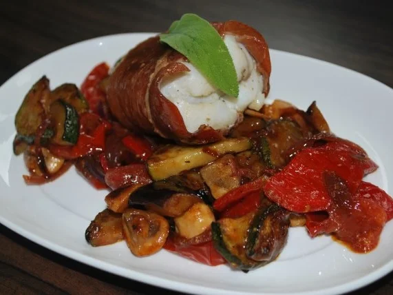 Seelachs-Saltimbocca mit mediterranem Gemüse - Rezept