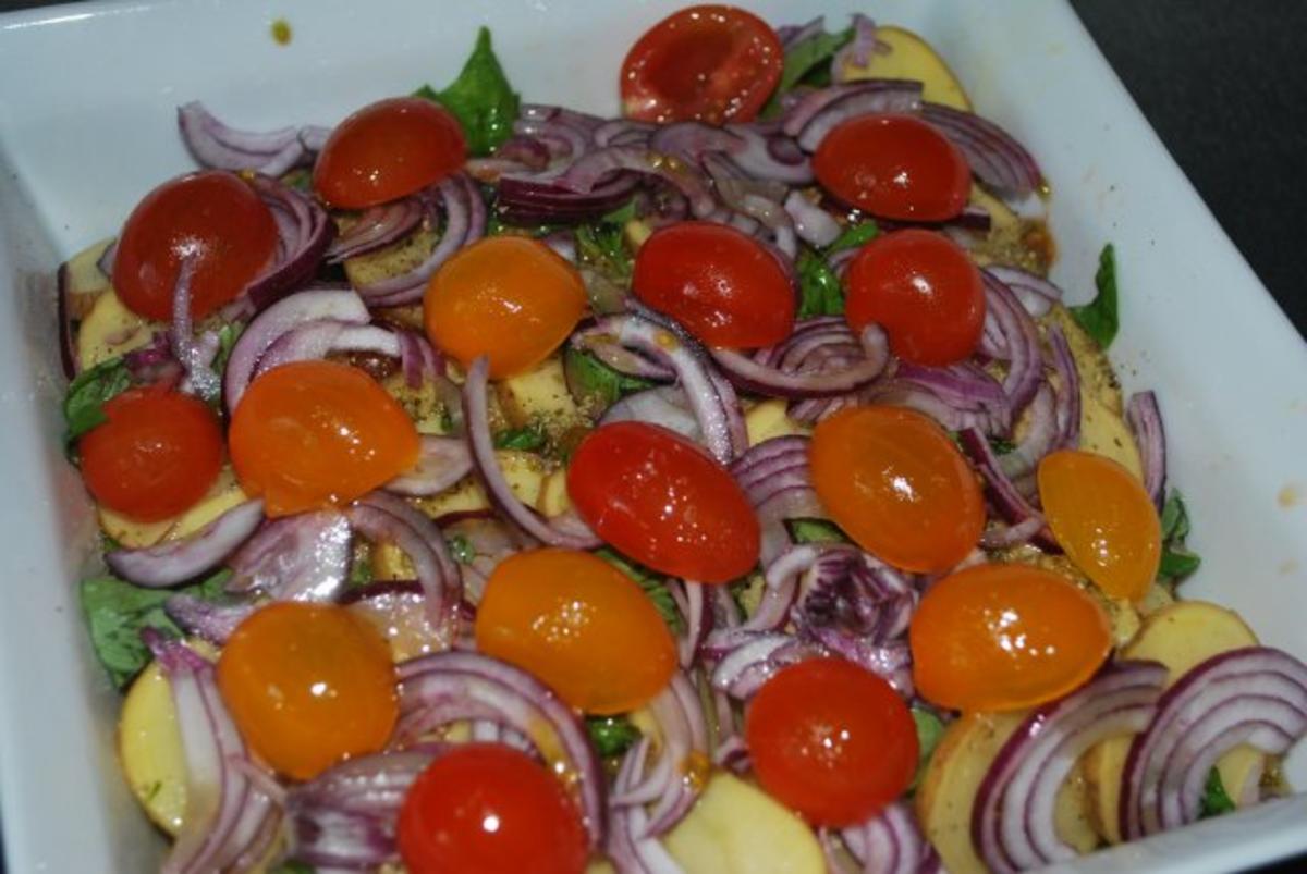 Patate arraganate - im Ofen geröstete Kartoffeln mit Zwiebeln und Tomaten - Rezept - Bild Nr. 2