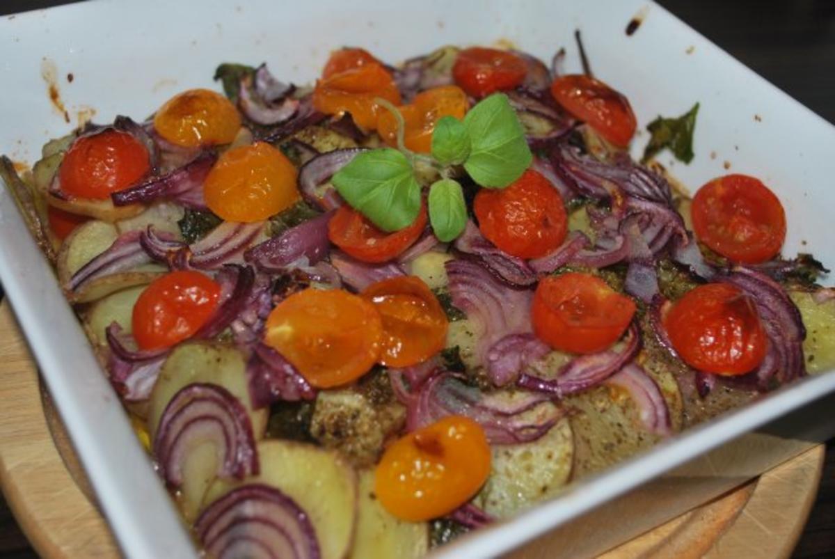 Patate arraganate - im Ofen geröstete Kartoffeln mit Zwiebeln und Tomaten - Rezept - Bild Nr. 3